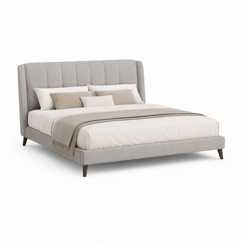 Gepolstertes Doppelbett aus hellgrauem Stoff, 174 × 216 × 112 cm, Bettfläche 160 × 200 cm, Kopfteil mit vertikalen Platten